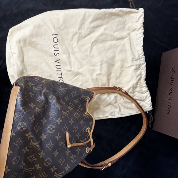In Box Louis Vuitton bag! Never used - Picture 6 of 9